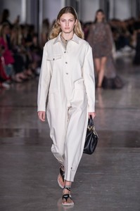 defile-giambattista-valli-printemps-ete-2019-paris-look-13.thumb.jpg.7517e441fc899de1110f00a328927c4c.jpg