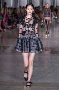 defile-giambattista-valli-printemps-ete-2019-paris-look-44.thumb.jpg.05582b89ce8e902f7051ac0e3b2ec525.jpg