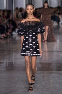 defile-giambattista-valli-printemps-ete-2019-paris-look-47.thumb.jpg.34900e211ebfb64bb35598b29d3e4fec.jpg