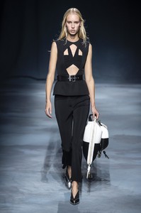 defile-givenchy-printemps-ete-2019-paris-look-20.thumb.jpg.07cab6058f08f8b4188f1146e93f955b.jpg