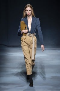 defile-givenchy-printemps-ete-2019-paris-look-22.thumb.jpg.456b57db3e1f9f888fcc5cb0c718e714.jpg