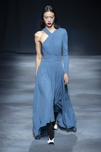 defile-givenchy-printemps-ete-2019-paris-look-27.thumb.jpg.db80b60d5e410576c7d55916240674ab.jpg