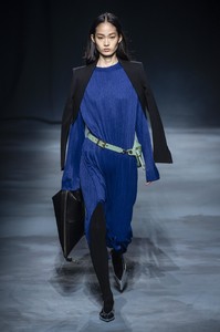 defile-givenchy-printemps-ete-2019-paris-look-30.thumb.jpg.53899b4a356b61f44486b6893668f817.jpg