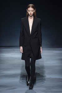 defile-givenchy-printemps-ete-2019-paris-look-46.thumb.jpg.e285430b5aab9e59f9daccd946b60fc4.jpg
