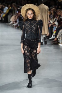defile-john-galliano-printemps-ete-2019-paris-look-18.thumb.jpg.b30e83f112caaa22a4d2e9e19932bccc.jpg