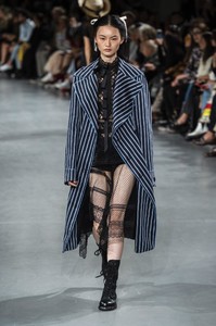 defile-john-galliano-printemps-ete-2019-paris-look-28.thumb.jpg.8d67e575b7392151beee4480b3623697.jpg