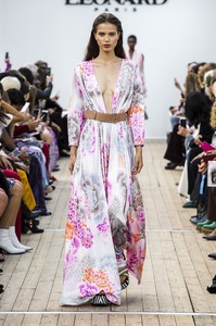 defile-leonard-paris-printemps-ete-2019-paris-look-17.thumb.jpg.851b646e29e1c2e6ecbacdb76abf0b50.jpg