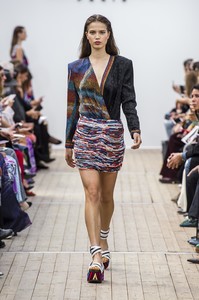 defile-leonard-paris-printemps-ete-2019-paris-look-40.thumb.jpg.073c208f733f68b796461ef770fa8c56.jpg