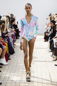 defile-leonard-paris-printemps-ete-2019-paris-look-48.thumb.jpg.98fea27ca1b19a985369b738bfd0d5d3.jpg