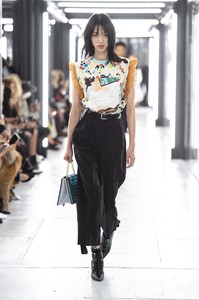 defile-louis-vuitton-printemps-ete-2019-paris-look-27.thumb.jpg.8cf710b99642715b082741b80d655063.jpg