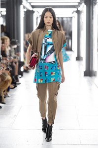 defile-louis-vuitton-printemps-ete-2019-paris-look-32.thumb.jpg.77f6e9d00bd63f5f7fd45d1777e13a30.jpg