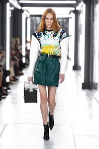 defile-louis-vuitton-printemps-ete-2019-paris-look-56.thumb.jpg.5b979c598596b31fe8ab94c807747c22.jpg