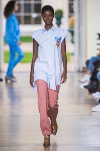 defile-paul-amp-joe-printemps-ete-2019-paris-look-21.thumb.jpg.08554efb0b9a1cd4078ddfed9ae9d7af.jpg
