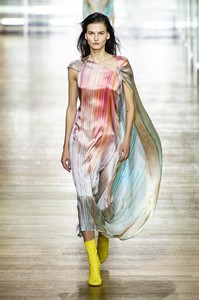 defile-poiret-printemps-ete-2019-paris-look-28.thumb.jpg.6b328d4f4b316341152251900a592307.jpg