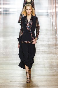 defile-poiret-printemps-ete-2019-paris-look-34.thumb.jpg.5647fd8ce9c4faa954186eff828dab51.jpg