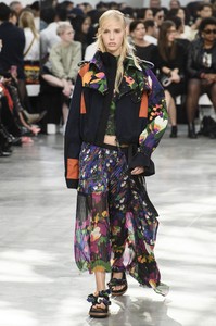 defile-sacai-printemps-ete-2019-paris-look-37.thumb.jpg.be2145d0d8bd7752d45dd8596ee8c270.jpg