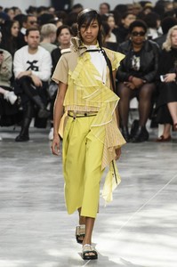 defile-sacai-printemps-ete-2019-paris-look-5.thumb.jpg.a939d91de936710b80817fd99af5491e.jpg