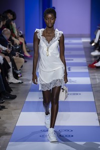 defile-shiatzy-chen-printemps-ete-2019-paris-look-23.thumb.jpg.451848eac6ee1a519da29ddb31967d3c.jpg