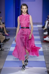 defile-shiatzy-chen-printemps-ete-2019-paris-look-42.thumb.jpg.89a536912a81cfe3d4837080dff5660d.jpg