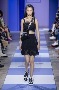 defile-shiatzy-chen-printemps-ete-2019-paris-look-7.thumb.jpg.fd68e26bba9dc01fe6359383b72e2791.jpg