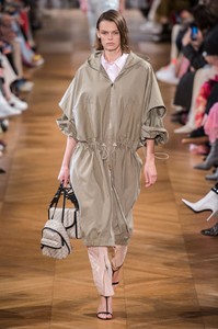 defile-stella-mccartney-printemps-ete-2019-paris-look-17.thumb.jpg.10ee625e23fc89e5199490e31d20b4c0.jpg