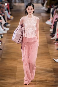 defile-stella-mccartney-printemps-ete-2019-paris-look-19.thumb.jpg.7a68f7f066f4798ad72bd03061424f70.jpg