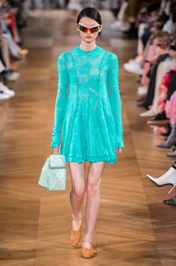 defile-stella-mccartney-printemps-ete-2019-paris-look-21.thumb.jpg.459cad230628a62d4e7de9aae7c4a787.jpg