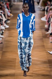 defile-stella-mccartney-printemps-ete-2019-paris-look-28.thumb.jpg.57b7a908e39f85064dc689195fe605f8.jpg