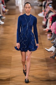 defile-stella-mccartney-printemps-ete-2019-paris-look-29.thumb.jpg.8977c68428beb999ac494bf442d51458.jpg