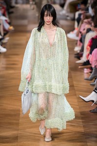 defile-stella-mccartney-printemps-ete-2019-paris-look-37.thumb.jpg.ca0045a8dffec9fa5ea0fb7c42740daf.jpg