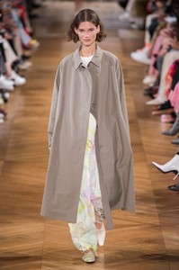 defile-stella-mccartney-printemps-ete-2019-paris-look-41.thumb.jpg.5cf6d00a88e442716600e7ebd742fdd3.jpg