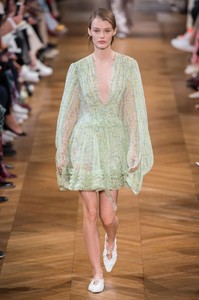 defile-stella-mccartney-printemps-ete-2019-paris-look-42.thumb.jpg.b0e10a5cf112ace77d91683f04ca6ccf.jpg