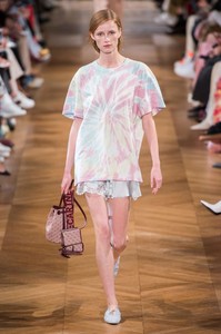 defile-stella-mccartney-printemps-ete-2019-paris-look-8.thumb.jpg.84b87f699b2ff55fabeda8433a8a10c6.jpg