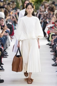 defile-valentino-printemps-ete-2019-paris-look-19.thumb.jpg.9e1a7d5a375549ef34dcbd03886b711f.jpg
