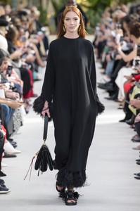 defile-valentino-printemps-ete-2019-paris-look-5.thumb.jpg.1c99ca9121152c8b13ca6a10c077324a.jpg