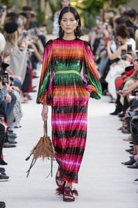 defile-valentino-printemps-ete-2019-paris-look-60.thumb.jpg.ba007da69c4cc9d575332880db4fee45.jpg