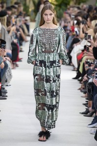 defile-valentino-printemps-ete-2019-paris-look-62.thumb.jpg.9cf120e684123a398e98cac56373082b.jpg