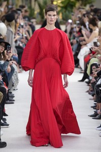 defile-valentino-printemps-ete-2019-paris-look-66.thumb.jpg.fe588164a75b656a1a0bcdec811d738a.jpg