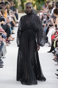 defile-valentino-printemps-ete-2019-paris-look-69.thumb.jpg.9536d1f62076b438e8a77752242f878a.jpg