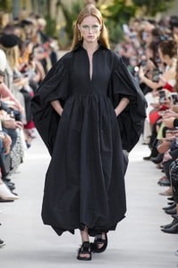defile-valentino-printemps-ete-2019-paris-look-7.thumb.jpg.82fbb7d18cac64a1a3b0bd272aa7f4b0.jpg