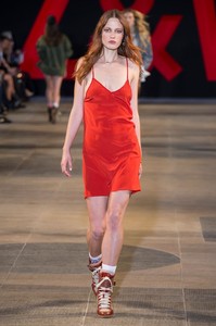 defile-zadig-amp-voltaire-printemps-ete-2019-paris-look-12.thumb.jpg.773b4a6b38ad9f8313106937db65c3ef.jpg
