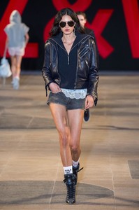 defile-zadig-amp-voltaire-printemps-ete-2019-paris-look-28.thumb.jpg.fb5c3218de9323798e52ce9b54e5c8d4.jpg