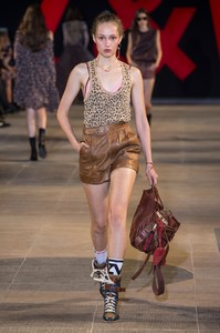 defile-zadig-amp-voltaire-printemps-ete-2019-paris-look-36.thumb.jpg.24cadc212e00c068377fd87f236e7014.jpg