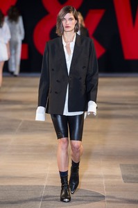 defile-zadig-amp-voltaire-printemps-ete-2019-paris-look-44.thumb.jpg.0619cff1f6dda78fd39cf8a5bd972685.jpg