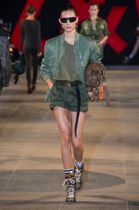 defile-zadig-amp-voltaire-printemps-ete-2019-paris-look-8.thumb.jpg.48763fdfbe38b8bc4971e43af0b03fd2.jpg