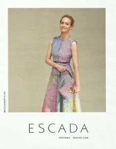 escada.thumb.jpg.04f8c173561676e4bb5a94c8f00cd13c.jpg