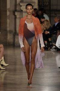 esteban-cortazar-rtw-spring-2019-paris-fashion-week-pfw-017(1).thumb.jpg.e3bf753aaf0dd79568963294f45b42b3.jpg