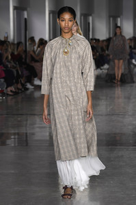 giambattista-valli-rtw-spring-2019-paris-fashion-week-pfw-012(1).thumb.jpg.d3fa430421d1e238b4ef85df8dc9d697.jpg