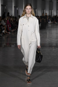 giambattista-valli-rtw-spring-2019-paris-fashion-week-pfw-013(1).thumb.jpg.054957deea8f62936e9d04fd7c37b5db.jpg