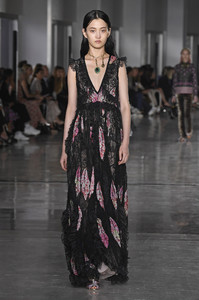 giambattista-valli-rtw-spring-2019-paris-fashion-week-pfw-042(1).thumb.jpg.7d59dd3756f55951b39b3a91b9c1b8f6.jpg